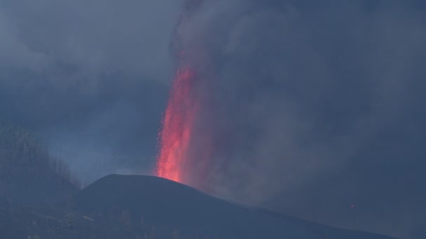 炽热的熔岩和岩浆从火山口喷涌而出 冒出黑烟 2021年西班牙拉帕尔马加那利群岛的Cumbre Vieja火山爆发 — 图库视频影像