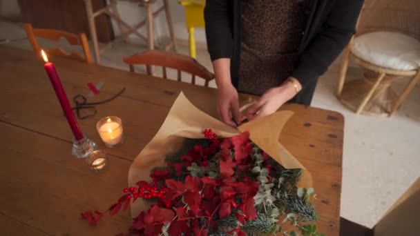 Beskär Oigenkännlig Kvinnlig Florist Stående Och Skära Kvistar Gran Samtidigt — Stockvideo