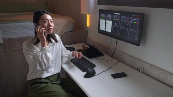 Comerciante Femenina Asiática Hablando Teléfono Inteligente Mirando Tarjeta Crédito Mientras — Vídeos de Stock