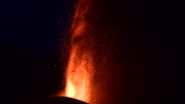 밤에는 분화구에서 뜨거운 마그마가 쏟아져 나옵니다 스페인의 라팔마 카나리아 제도에서 — 비디오