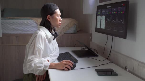 Side View Ethnic Female Dealer Studying Cryptocurrency Graphs Computer Monitor — Stock Video
