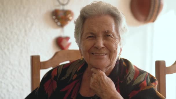 Äldre Kvinna Med Grått Kort Hår Och Rynkigt Ansikte Bär — Stockvideo