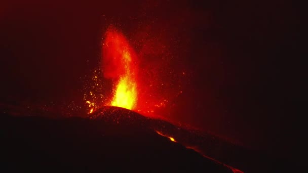 Volledige Opname Van Een Vulkaan Die Hete Lava Magma Uit — Stockvideo