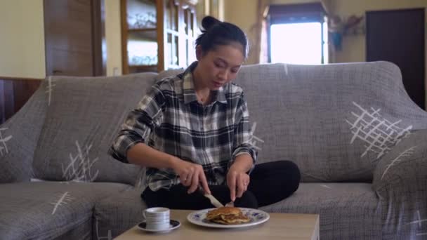 Joven Hembra Asiática Comiendo Panqueques Caseros Colocados Plato Cerca Taza — Vídeo de stock