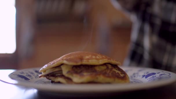 Personne Méconnaissable Versant Miel Liquide Sucré Sur Une Pile Délicieuses — Video