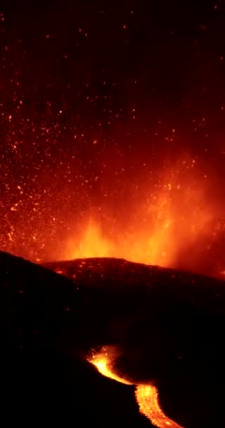 从火山口喷出的炽热熔岩和岩浆的全景 火山口喷出黑色的烟柱和来自次生锥的岩浆流 2021年西班牙拉帕尔马加那利群岛的Cumbre Vieja火山爆发 — 图库视频影像