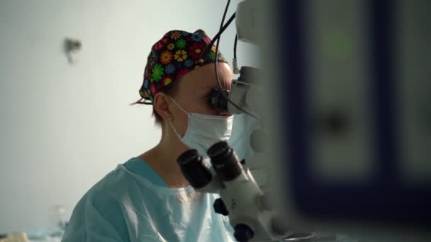 Aufmerksame Chirurgin Steriler Uniform Untersucht Auge Anonymer Patientin Gegen Refraktometer — Stockvideo