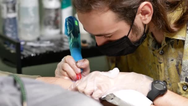 Mestre Tatuagem Masculino Focado Usando Máquina Profissional Fazendo Tatuagem Mão — Vídeo de Stock