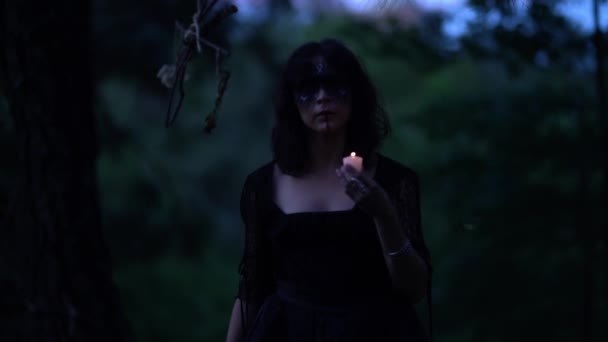 Bruja Enigmática Con Vela Encendida Caminando Oscuro Bosque Sombrío Por — Vídeo de stock