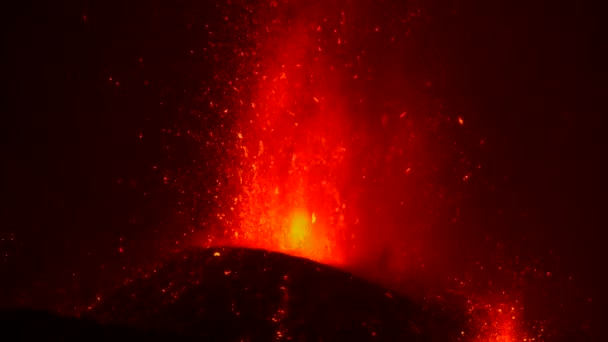 从火山口喷出大量黑色浓烟的热熔岩和岩浆的特写 2021年西班牙拉帕尔马加那利群岛的Cumbre Vieja火山爆发 — 图库视频影像