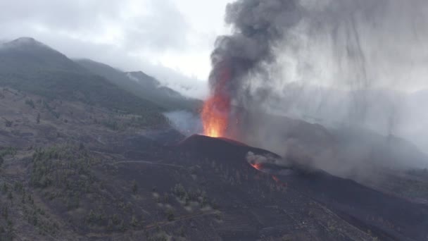 从火山口喷涌而出的炽热熔岩和岩浆的空中景观 城镇房屋附近弥漫着浓烟 2021年西班牙拉帕尔马加那利群岛的Cumbre Vieja火山爆发 — 图库视频影像