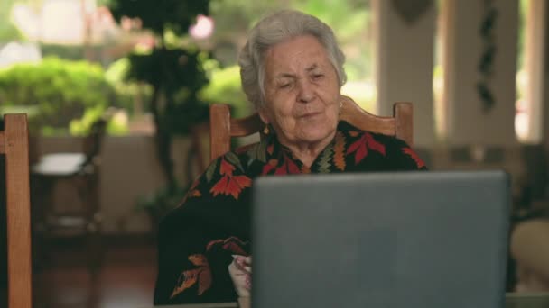Pan Right View Elderly Female Short Gray Hair Sitting Chair — Stockvideo