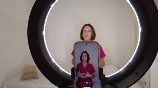 Kobieta Blogger Mundurze Siedzi Kanapie Nagrywa Wideo Komórkę Pierścieniem Światła — Wideo stockowe