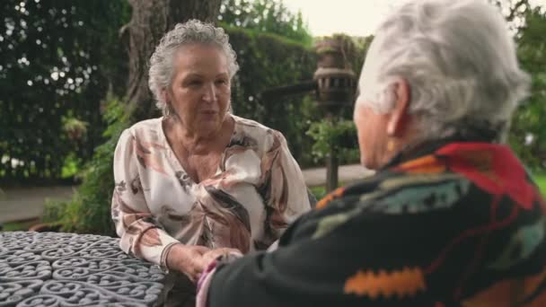 Vieja Hembra Sonriendo Tomándose Mano Mientras Está Sentada Mesa Exótico — Vídeo de stock