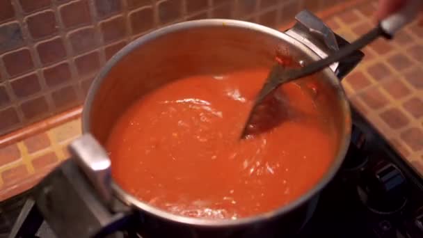Bucătar Anonim Care Toarnă Roșii Proaspăt Amestecate Cratiță Pregătește Sos — Videoclip de stoc