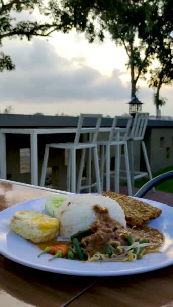 Nasi Pecel Met Sunny Side Egg Tempe Geserveerd Witte Plaat — Stockvideo