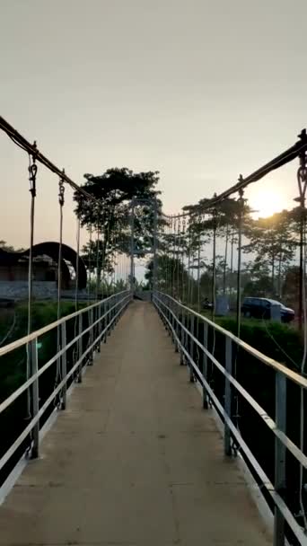 Точка Зору Людина Перетинається Краєм Мосту Ранкове Сонце Фон — стокове відео