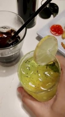 Buz Limonu Dik Kompozisyonu Tanımlanamayan Kişi