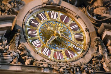 Manhattan 'daki büyük otobüs durağının ön cephesinde saat işliyor.