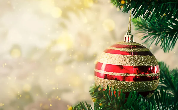 Kopya alanı olan bir ağaç dalında kırmızı çizgili Noel süslemesi.