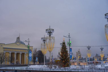 Moskova, Rusya Federasyonu - 4 Ocak 2022: VDNKh 'nin ana pavyonu. 97 metre yüksekliğinde kulesi olan heybetli bir bina. Çadırın yanında Lenin için bir anıt var. Dikey.