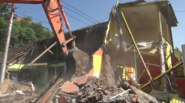 Semarang City 'deki evi yıkmak için ağır ekipman gerekiyor.