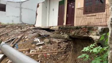 Heyelan tarafından yıkılan bir ev.