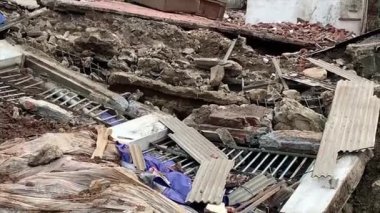 Heyelan tarafından yıkılan bir ev.