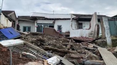 Heyelan tarafından yıkılan bir ev.