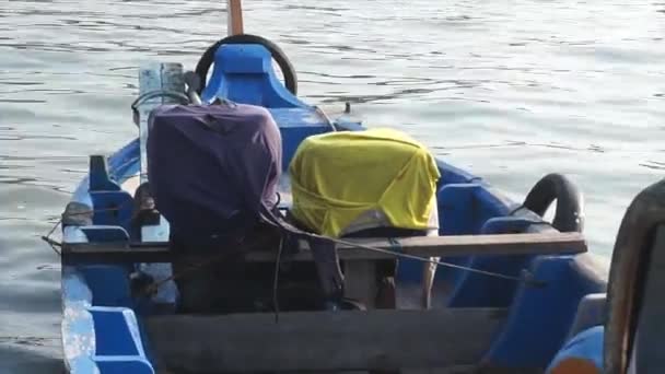 Geleneksel Tekne Motoru Limana Dayanıyor Balıkçı Teknesi — Stok video