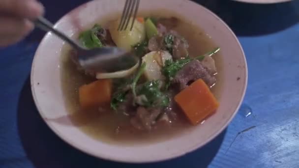 印度尼西亚街头食品 牛尾汤或猪油汤 — 图库视频影像