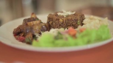 Asya usulü kızarmış pilav, Biftek kuyruğu kızarmış pilav.