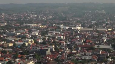 Panorama Semarang şehri gökyüzünden görünüyor