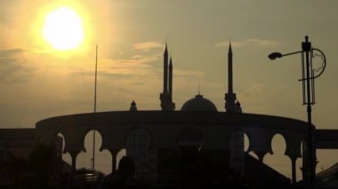 Gün batımında Orta Cava Camii