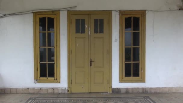 Старый Дом Окнами — стоковое видео