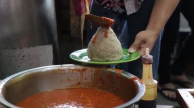 Baharatlı domates sosuna bulanmış mide köftesi.