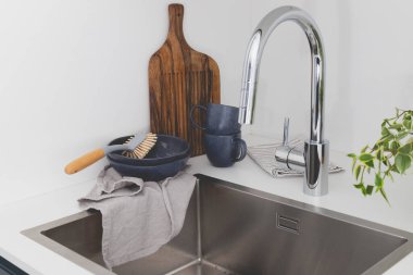Mutfak alanı bitkiler, tabaklar, tahta kesme tahtası, musluğu olan büyük bir lavabo. Yüksek kalite fotoğraf