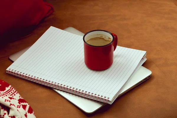 Werk Tijdens Kerstvakantie Werkruimte Bank Met Kopje Koffie Naast Notitieblok — Stockfoto