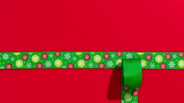 Yeşil ekranın açılışı - Stop Motion Animation - Kırmızı Noel arkaplanlı yeşil kurdele