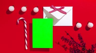 Tebrik kartı, davetiye, fotokopi alanı ve Xmas dekorasyonlu boş kağıt maketi, Noel arkaplanının üst görüntüsü. Hareketi durdur.