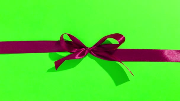 緑の画面に弓で赤いリボン ギフトを開けて開く トップビュー バレンタインデー クリスマスのためのモーションアニメーションを停止します — ストック動画