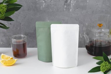 Çay için karton ambalajlar, gri arka planda çay ve çaydanlık. Yüksek kalite fotoğraf