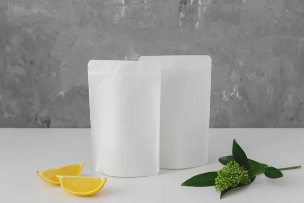 纸板包装的茶 茶叶品牌和包装模型 空白茶叶包装模型与茶 以展示您的品牌设计 高质量的照片 — 图库照片