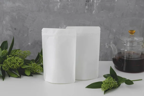 茶壶和茶壶的白色纸板包装在灰色背景上 高质量的照片 — 图库照片