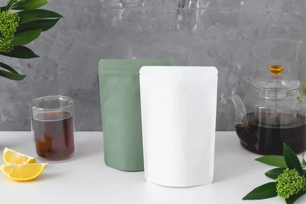 纸板包装的茶 杯子与茶和茶壶灰色背景 高质量的照片 — 图库照片