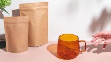 Çay, fincan ve süzgeç için kahverengi karton paket. Çay markası ve ambalaj modeli. Hareketi durdur.
