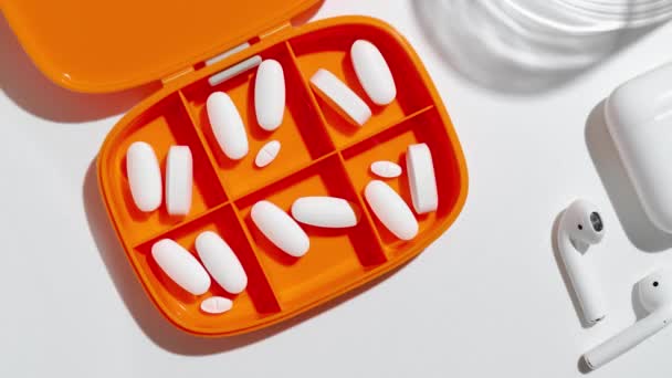 Jovem Toma Suplementos Alimentares Comprimidos Medicação Pillbox Tomar Remédios Matinais — Vídeo de Stock