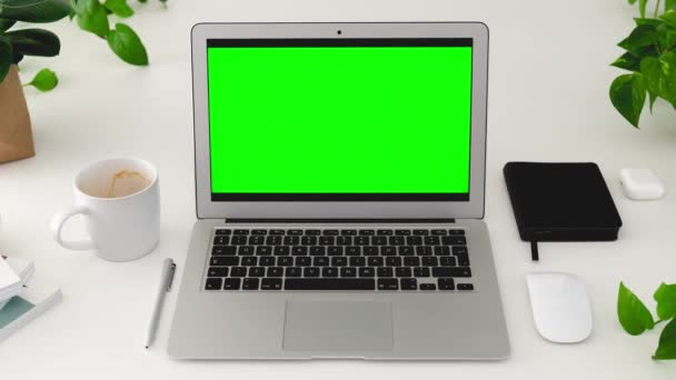 Laptop Com Tela Verde Mock Uma Mesa Branca Com Plantas — Vídeo de Stock