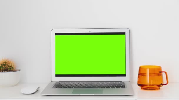 Laptop Com Tela Verde Mockup Uma Mesa Branca Com Planta — Vídeo de Stock