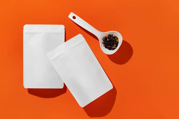 茶叶和茶叶的白色纸板包装在橙色背景上 品牌和包装模型 高质量的照片 — 图库照片